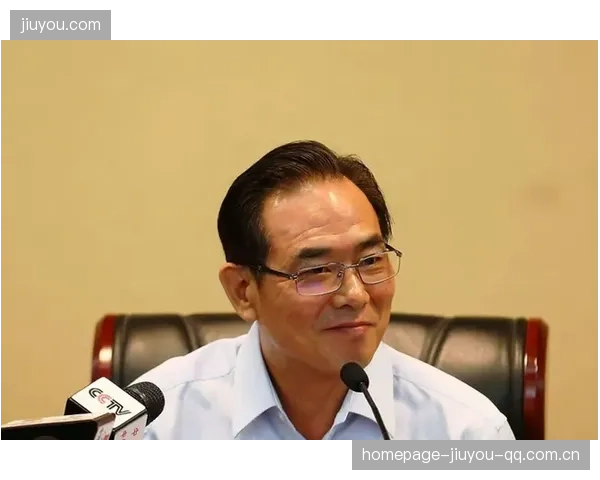 深圳主帅因病离任：背后的深情与坚守——足球文化中的“生命力”